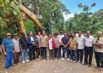 Bupati Anton Doni Jalan Kaki Tembus Kawela, Rekonstruksi Jalan Rp 2 Miliar Dimulai
