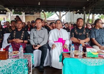 Uskup Monteiro dan Bupati Anton Doni Gaungkan Semangat Tiga Tungku di Misa Inkulturasi Baipito