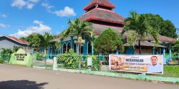 Senator Angelius Wake Kako Serahkan Sapi Kurban untuk Masjid Yam Nursalam Lembata