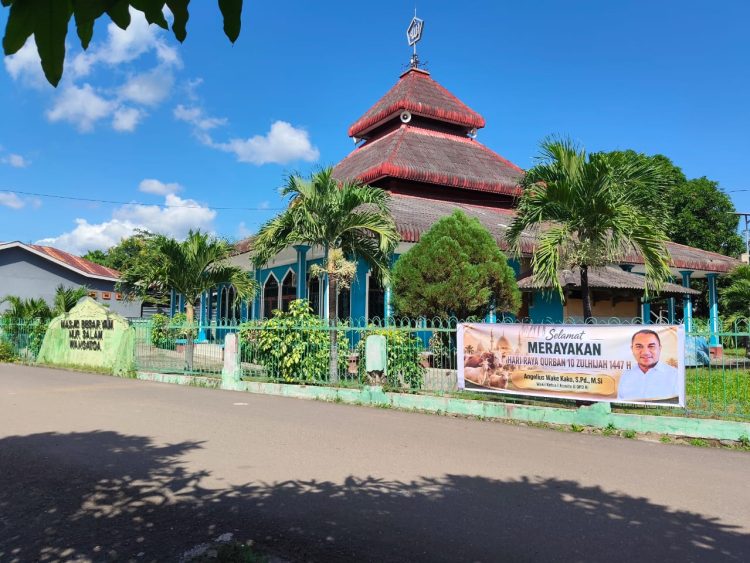 Senator Angelius Wake Kako Serahkan Sapi Kurban untuk Masjid Yam Nursalam Lembata