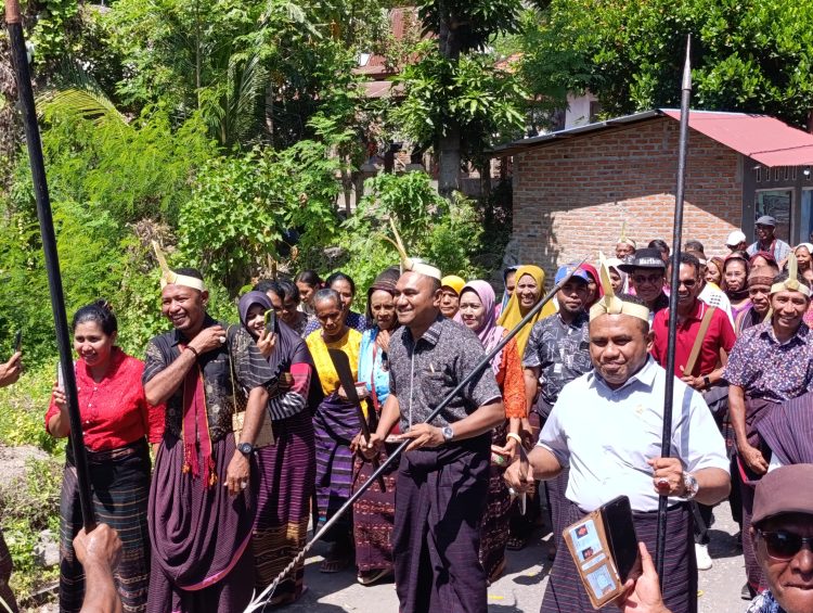 Kunker Senator AWK Serap Aspirasi Warga Amakaka, Disambut Tarian Hedung Sedan Teka