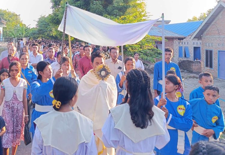 Corpus Christi di Waowala, Saat Umat Menyaksikan Kristus Berjalan di Tengah Kehidupan