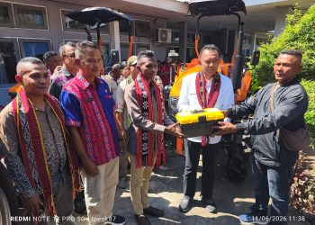 Bupati Anton Doni Serahkan Sejumlah Alsintan, Minta Tak Ditelantarkan