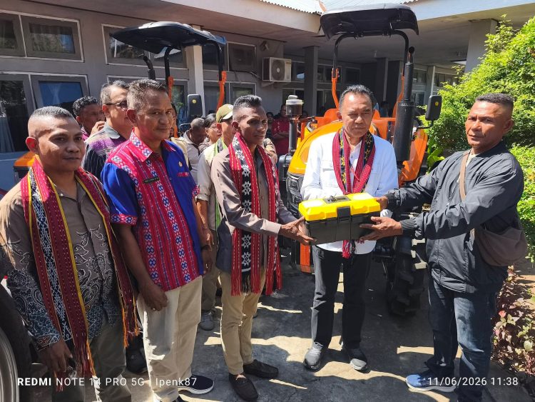 Bupati Anton Doni Serahkan Sejumlah Alsintan, Minta Tak Ditelantarkan