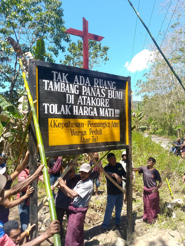 Warga Atakore Pasang Tiga Papan Tolak Proyek Geothermal Atadei